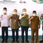 Bupati Pamekasan didampingi Ketua DPRD dan Plh. Sekdakab Pamekasan bersama anggota KPK RI setelah melakukan rapat monitoring dan evaluasi Monitoring Centre for Prevention (MCP) Komisi Pemberantasan Korupsi (KPK) RI.