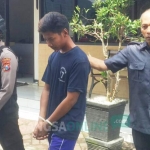 Pelaku Saat digiring untuk dijebloskan ke sel Polres Trenggalek. foto: HERMAN S/ BANGSAONLINE