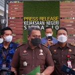 Kasi Intel Kejari Sidoarjo, Aditya Rakatama, saat memberi keterangan kepada awak media. 