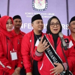 Ketua DPC PDIP Jombang, Sadarestuwati, saat berada di KPU.