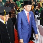 Presiden Joko Widodo didampingi Prof Dr KH Asep Saifuddin Chalim, MAg, pendiri dan pengasuh Pesantren Amanatul Ummah yang juga ketua umum Pergunu dalam prosesi pengukuhan guru besarnya di Sport Centre Uinsa, Sabtu (29/2/2020). foto: Antara  