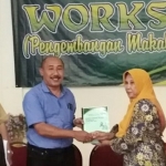 Jajaran Dinkes Kota Mojokerto menyerahkan daftar temjab peningkatan kasus TBC.