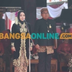 Bupati Mojokerto, Ikfina Fahmawati, saat tampil sebagai inspektur upacara. Foto: NINA PUJI RAHAYU/BANGSAONLINE