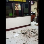 Plafon Kantor Polsek Wates runtuh akibat gempa.