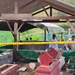 Proses pembongkaran makam santri di Blitar.