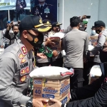 Kapolres Probolinggo Kota, AKBP RM. Jauhari saat menyerahkan bantuan sembako kepada salah satu warga.