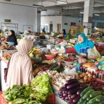 Seorang pedagang di Pasar Setonobetek, Kota Kediri, saat melayani pembeli. Foto: Ist