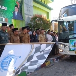 Baddrut Tamam saat memberangkatkan CJH Kab. Pamekasan di halaman Masjid Agung Asy Suhada