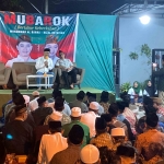 Muhammad Syukron Fahmi (Gus Fahmi) ditemani Khoirul Amin, koordinator relawan Gus Barra-Rizal saat menyampaikan sambutan dalam acara sosialisasi program Barra-Rizal, calon bupati dan calon wakil bupati Mojokerto di di Desa Wringinrejo, Kecamatan Sooko, Kabupaten Mojokerto, Ahad (28/7/2024) malam. Foto: M. Sulthon Neagara/bangsaonline