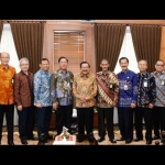 Gubernur Jatim Soekarwo saat foto bersama GM Pertamina Marketing Operation Region (MOR) V, Ibnu Choldum di Kantor Gubernur Jatim, Jl. Pahlawan No. 110 Surabaya, Selasa (22/5).