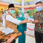 Bupati Pamekasan Baddrut Tamam menyerahkan masker secara simbolis dalam peresmian Kampung Tangguh Semeru dan Jatim Bermasker di Desa Durbuk Pamekasan. 