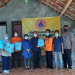 Forum Relawan Penanggulangan Bencana (FRPB) Pamekasan mendapatkan bantuan baju hazmat dari Partai NasDem Kabupaten Pamekasan, Selasa (24/8/2021). (foto: ist)