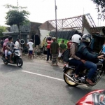 Kondisi truk nyungsep ke tambal ban sebelum dievakuasi petugas.