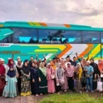 Rombongan peziarah dengan latar belakang bus sebelum berangkat. Foto: Ist
