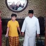 Gus Ipul, Bu Fatma dan Reno, putra bungsu Gus Ipul meninggalkan rumah dinas Wagub Jatim. foto: istimewa