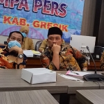 Keterangan dari kanan: Wakil Ketua DPRD Gresik, Ahmad Nurhamim; Ketua DPRD Gresik, Much Abdul Qodir; dan Ketua Komisi II DPRD Gresik, Asroin Widiana; saat memberi keterangan pers. Foto: SYUHUD/BANGSAONLINE