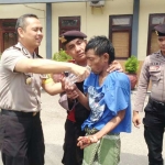 Kapolres Pamekasan memberikan minum pada salah seorang orgil yang diamankan.