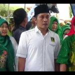 Mundjidah Wahab (kiri) didampingi Wakil Ketua DPC PPP Jombang, Farid Al-Farisi (baju putih) saat akan mengembalikan formulir pendaftaran bacabup Jombang ke partai Demokrat, Jumat (18/8/2017). foto: ROMZA/ BANGSAONLINE