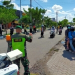 Petugas gabungan sedang mengamankan para pelanggar.