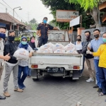 Pembagian paket sembako pada warga miskin dari Agen BRI Link.