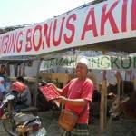 Sururi Rochimin menunjukkan batu akik sebagai cindera mata bagi konsumen hewan qurban di stannya. foto: devi fitri afriyanti/BANGSAONLINE