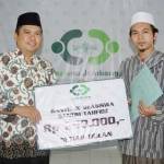 Penyerahan beasiswa tahfidz dari LAZISNU. foto: ROMZA/ BANGSAONLINE