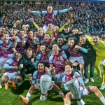 Burnley saat merayakan keberhasilan promosi ke Premier League. 