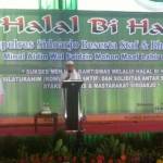 SIRAMAN ROHANI: Ustadz Arifin Ilham kala menyampaikan tausiyah saat Halal Bihalal yang digelar Polres Sidoarjo, di halaman Mapolres, Jumat (15/7). foto: MUSTAIN/ BANGSAONLINE