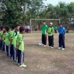 Para siswa menerima pengarahan saat akan bertanding di lapangan Desa Leran, Kecamatan Senori, Tuban. (foto: suwandi/BANGSAONLINE)