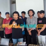 Sekretaris AJI Kediri, Rekian, saat membacakan pernyataan sikap koalisi mahasiswa dan masyarakat Sipil Kediri Raya. Foto: MUJI HARJITA/BANGSAONLINE