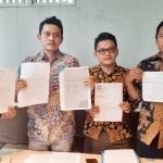 Melalui kuasa hukumnya, Wellem Mintarja, korban melaporkan FFB (25) asal Desa Lowayu, Kecamatan Dukun, Kabupaten Gresik ke Satreskrim Polres Tuban.