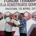 Direktur Komersial PT Semen Gresik, Mukhamad Saifudin menyerahkan cinderamata kepada Bupati Pacitan, Drs. H. Indartato pada acara Forum Terampil Pekerja Konstruksi Semen Gresik di Gedung Pusat Layanan Usaha Terpadu, Kabupaten Pacitan. foto: syuhud/ BANGSAONLINE