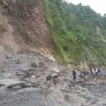 Tim BPBD Kabupaten Blitar dibantu para penambang mencoba melakukan evakuasi terhadap salah seorang penambang yang tertimbun longsor. foto: TRI SUSANTO/ BANGSAONLINE