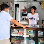 Tim monitoring dan evaluasi bansos dari Kemensos RI dan Mabes Polri saat melakukan monitoring terhadap salah satu agen penyalur BPNT di Kecamatan Cerme. foto: ist.