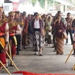 Bupati Trenggalek, Moch. Nur Arifin, di upacara adat Larung Sembonyo.
