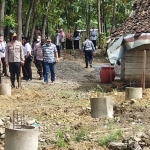 Wabup Dwi Rianto Jatmiko bersama Kapolres AKBP I Wayan Winaya saat melihat secara langsung relokasi rumah Sri Hastutik.