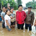 Emil Dardak melayani warga terdampak banjir yang minta selfie. foto: HERMAN/ BANGSAONLINE