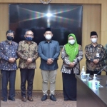 Bupati Gus Yani dan Rektor Unusa serta Wabup Bu Min dan pejabat Pemkab Gresik usai penandatanganan MoU. foto: SYUHUD/ BANGSAONLINE.com