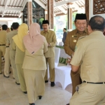 BERSALAMAN: Bupati dan Wabup Sidoarjo saat Halal Bihalal dengan ASN di lingkungan Pemkab, di Pendopo Delta Wibawa, Senin (10/6). foto: ist