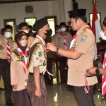 Bupati Lamongan, Yuhronur Efendi, saat mengalungkan medali pramuka garuda.