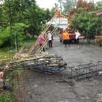 Tower milik Dispendukcapil Kabupaten Blitar yang patah usai diterjang angin kencang.