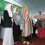 Tjaturina Yuliastuti Wihandoko, Ketua TP PKK Kabupaten Jombang saat menyerahkan santunan untuk anak yatim di halaman PWI Kabupaten Jombang, Sabtu (17/6/2017). foto: ROMZA/ BANGSAONLINE