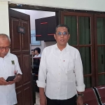 Ketua DPC PKB Tuban, Miyadi, bersama Sekretaris DPC, Mirza Ali Mansyur, saat melapor ke Satreskrim Polres Tuban. Foto: AHMAD CHOIRUDIN/ BANGSAONLINE