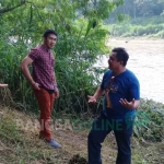 Petugas memantau sungai yang diduga menjadi lokasi korban hanyut.