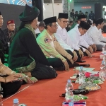 Yenny Wahid duduk berjejer dengan Mahfud MD, KH As