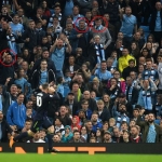 Rooney selebrasi usai mencetak gol ke gawang Manchester City, lihat tiga wajah dalam lingkaran. Dia juga menjadi saksi gol Rooney untuk United, di tempat sama. foto: mirror.co.uk