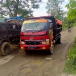 Kerusakan jalan yang dilalui oleh armada tambang. foto: HERMAN/ BANGSAONLINE