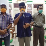 Sekdakab Pamekasan Ir. Totok Hartono didampingi Direktur RSUD dr. Slamet Martodirdjo dan Plt. Kadindes saat menyampaikan bertambahnya pasien positif Corona.