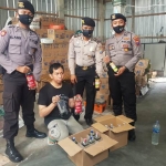 Petugas menunjukkan sejumlah botol miras. 