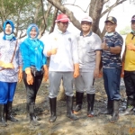 Bupati Bangkalan R. Abdul Latif Imron Amin beserta istri Zaenab Zuraidah bersama Kapolres, Dandim, dan Danlanal ikut bersih-bersih di sungai Bancaran, Ahad (01/12/2019).